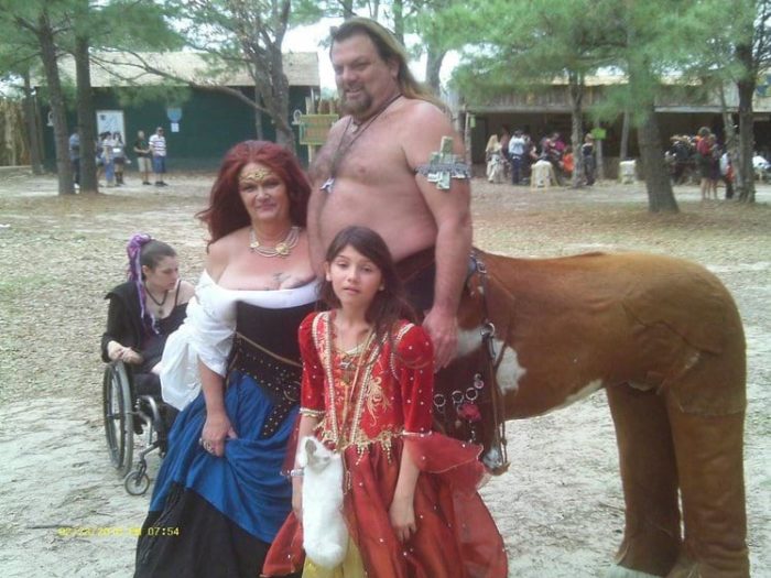 Most Creepy Family Photos Ever Clicked
